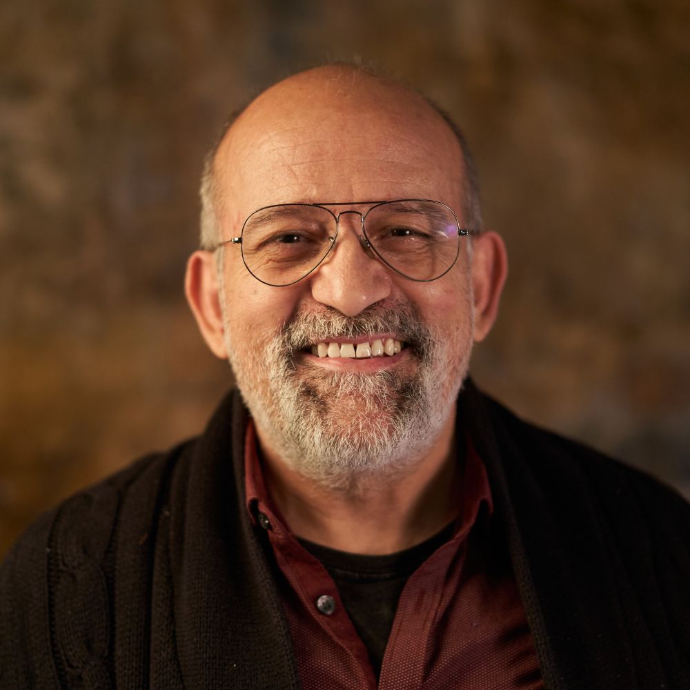 portrait of a middle aged caucasian smiling man lo AUU2WEJ 1 1